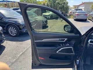Vehicle image 8 of 32