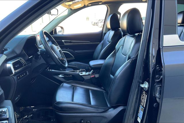 Vehicle image 25 of 34
