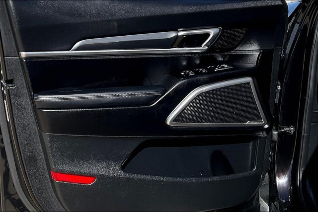 Vehicle image 23 of 34