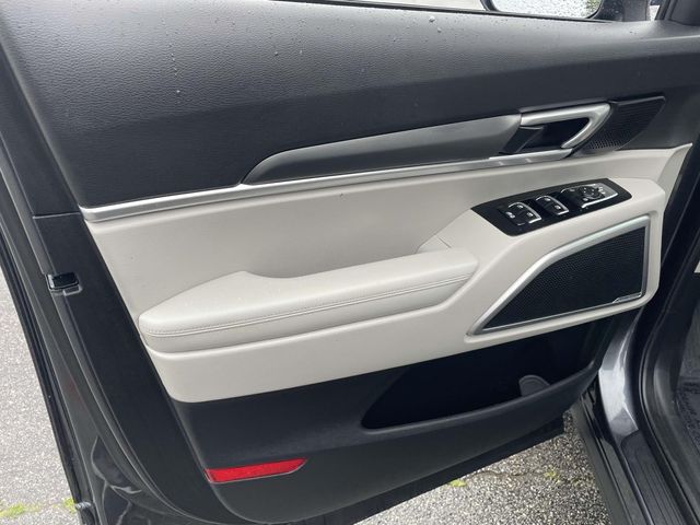 Vehicle image 18 of 42
