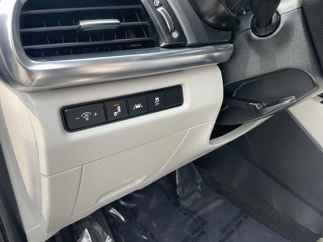 Vehicle image 21 of 35