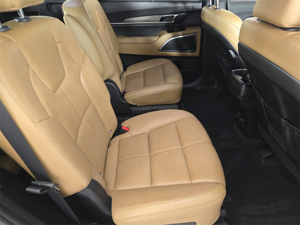 Vehicle image 19 of 33