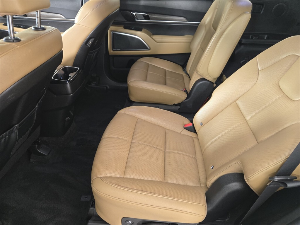 Vehicle image 16 of 33