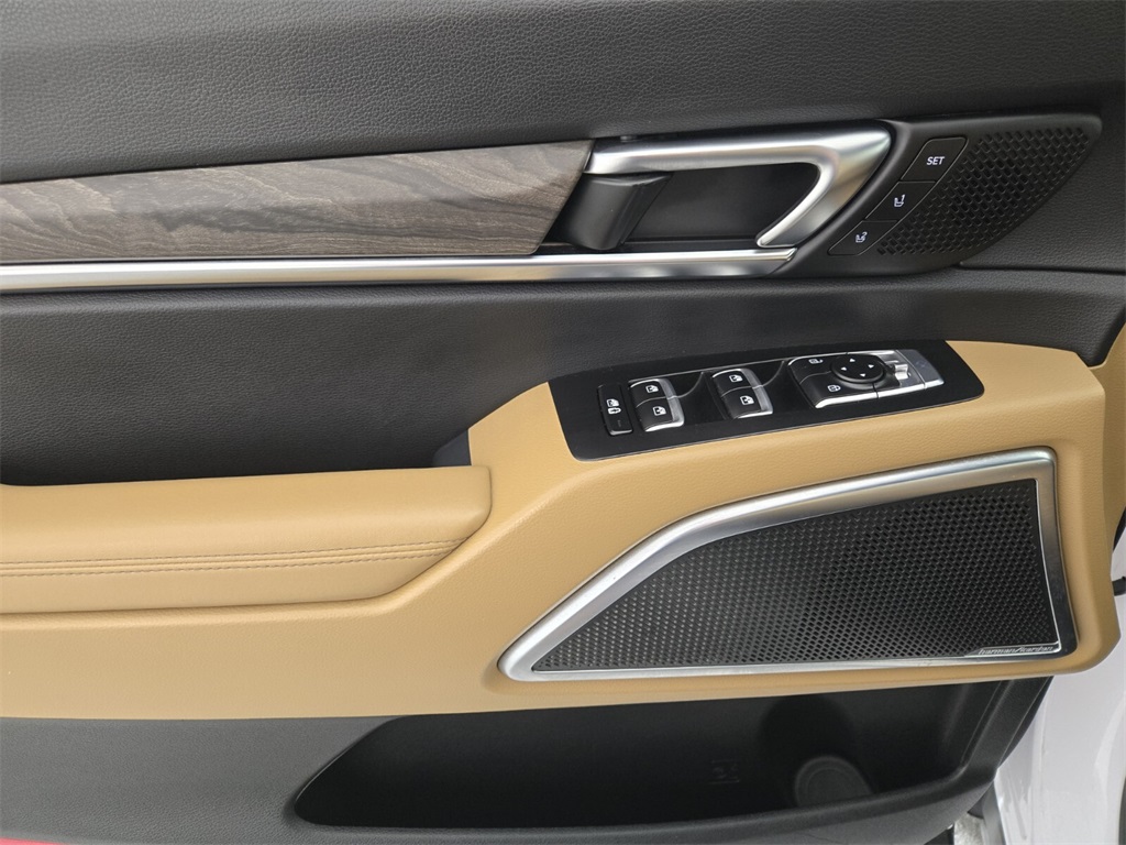 Vehicle image 24 of 33