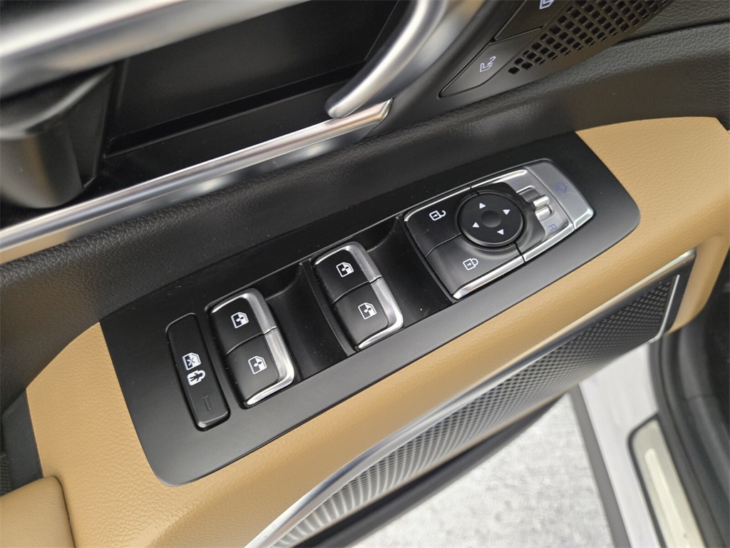 Vehicle image 25 of 33