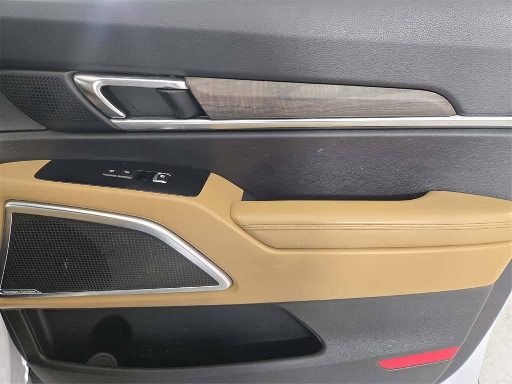 Vehicle image 22 of 33