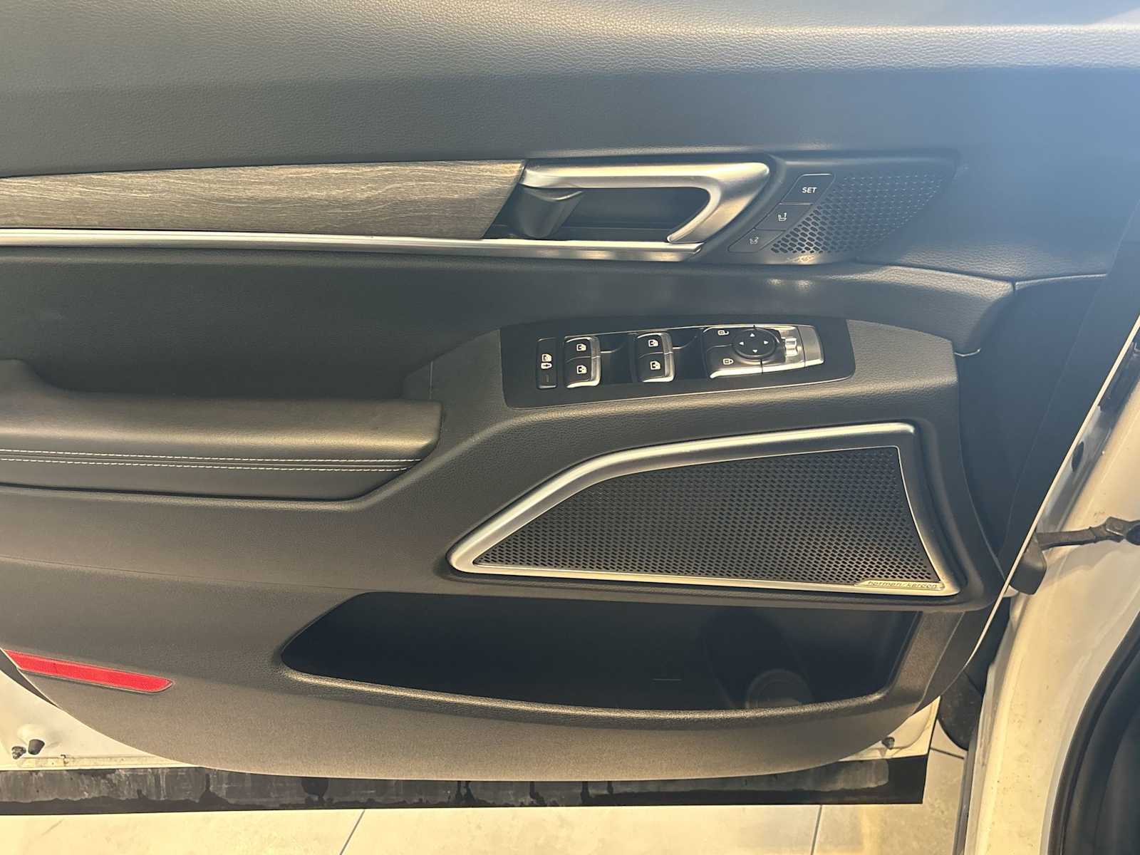 Vehicle image 22 of 35