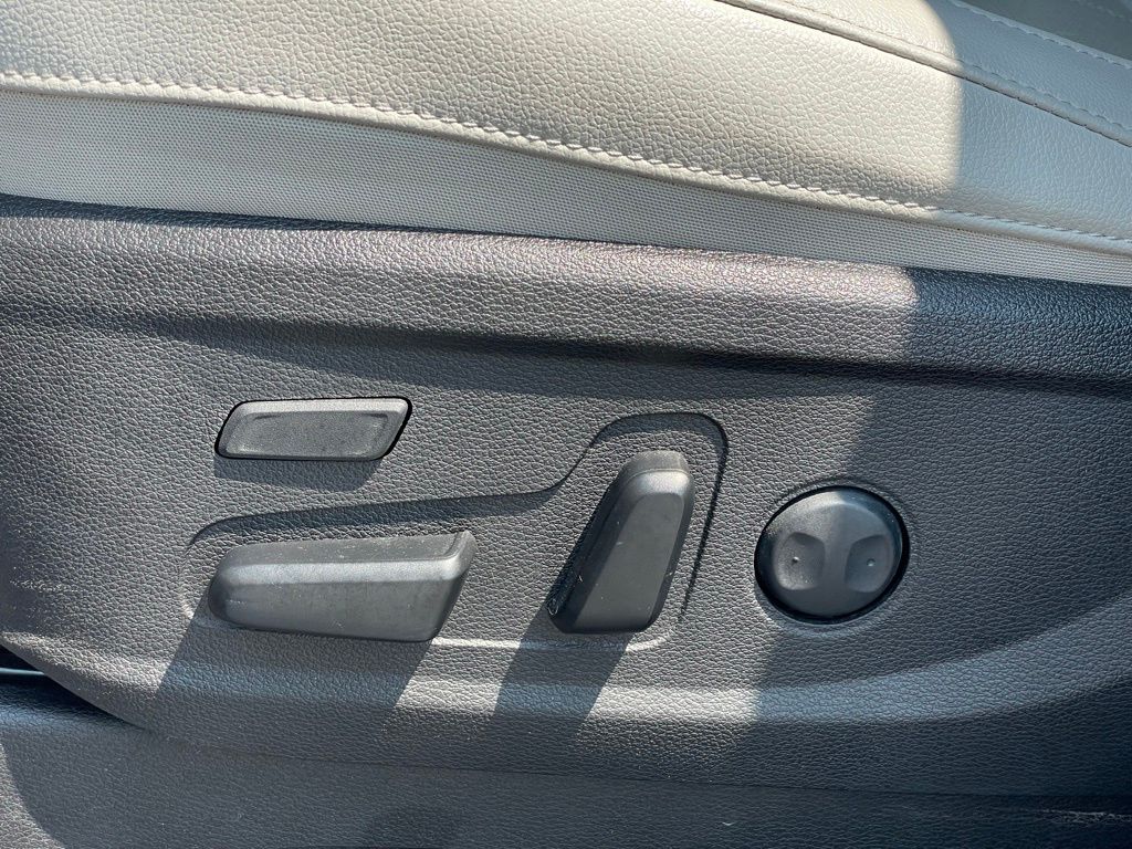 Vehicle image 16 of 33