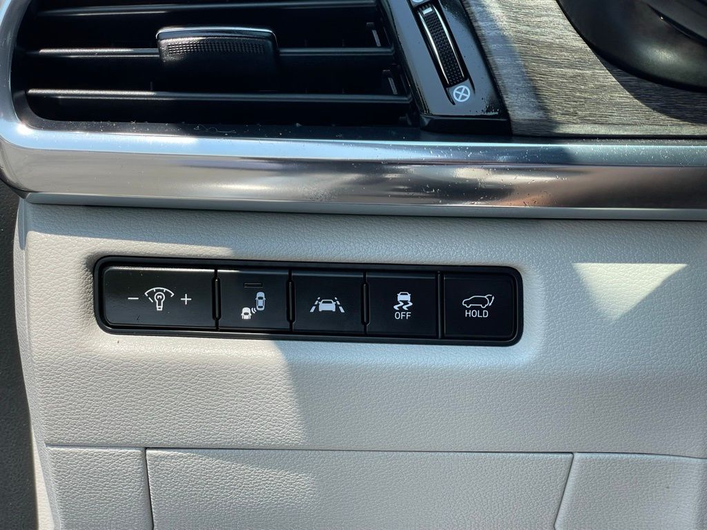 Vehicle image 17 of 33