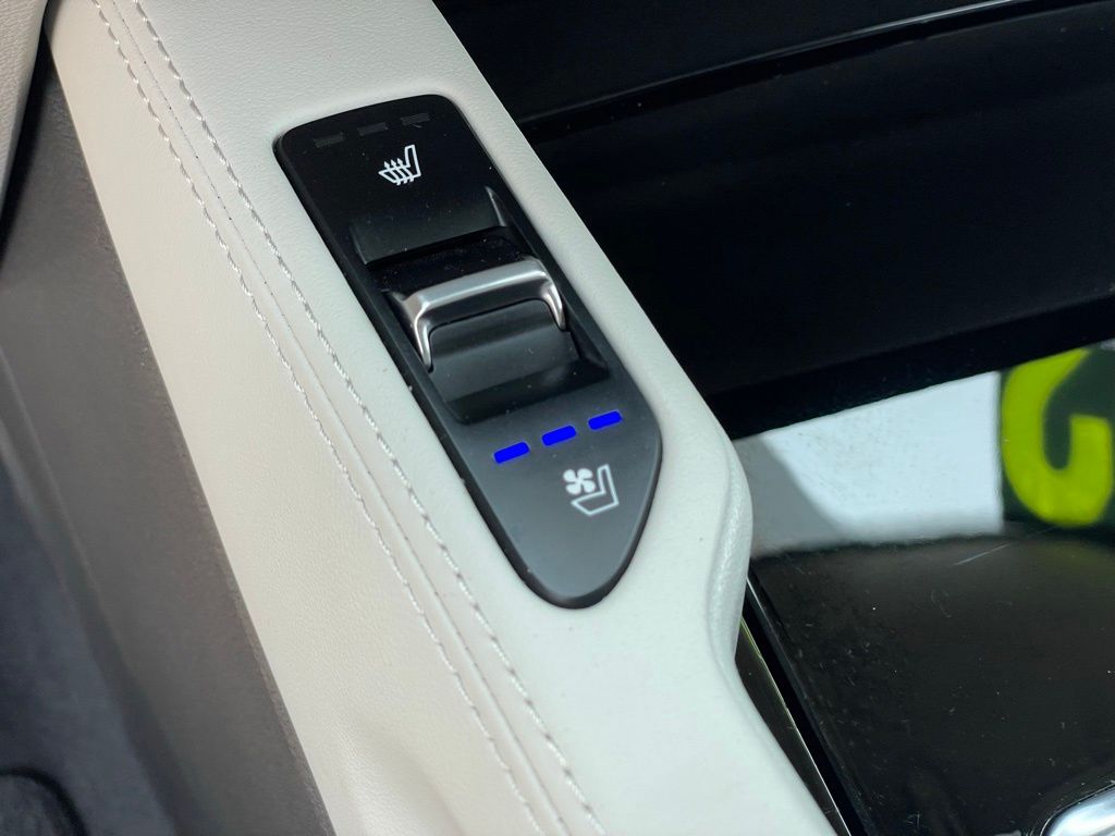 Vehicle image 25 of 33