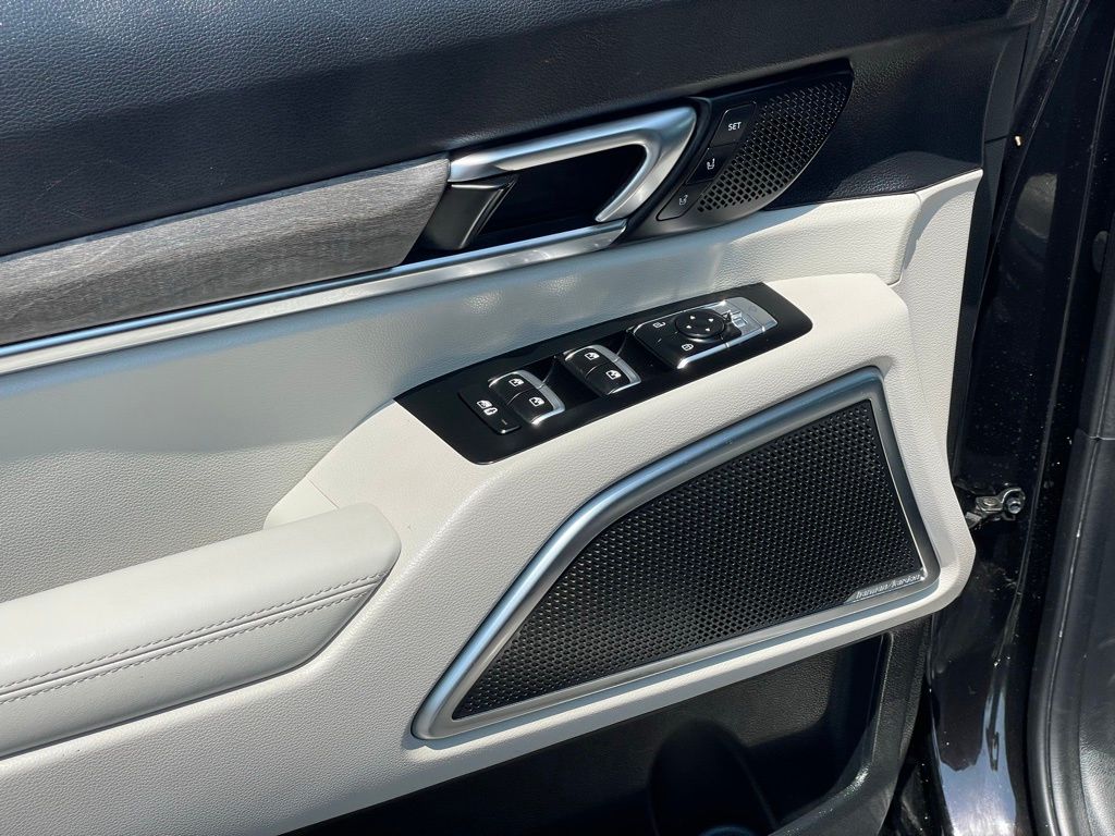 Vehicle image 13 of 33