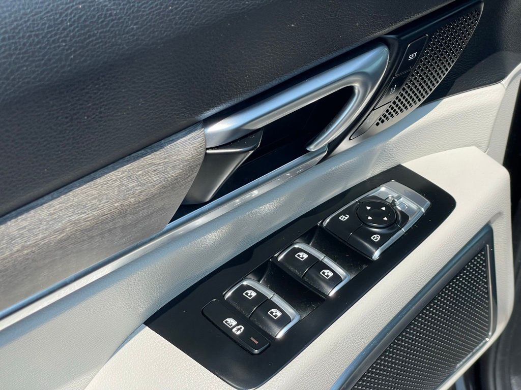 Vehicle image 14 of 33