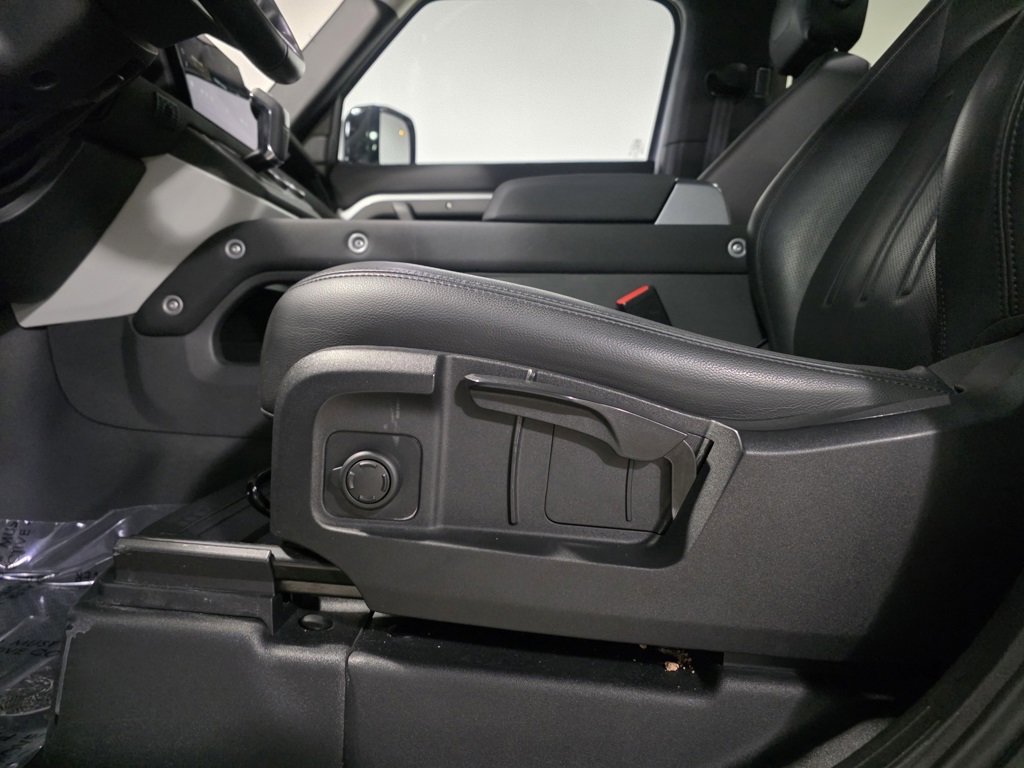 2022 Land Rover Defender S Image 27 of 29