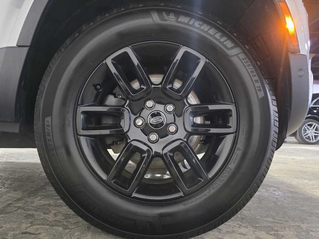 2022 Land Rover Defender S Image 10 of 29