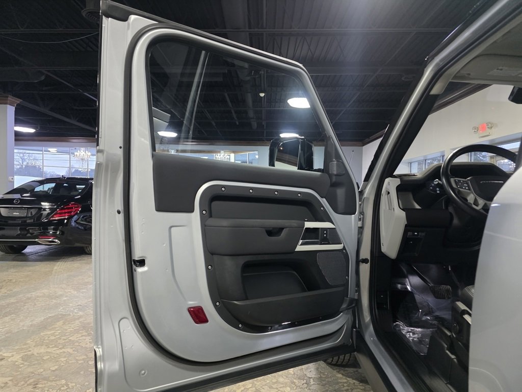 2022 Land Rover Defender S Image 25 of 29