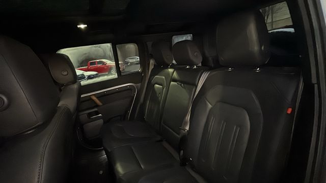 2022 Land Rover Defender X-Dynamic SE Image 12 of 37