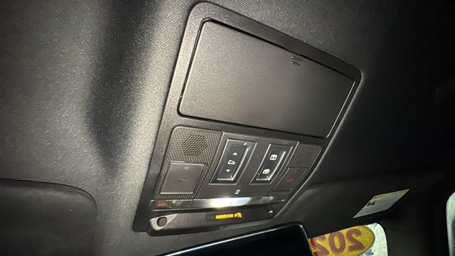 2022 Land Rover Defender X-Dynamic SE Image 26 of 37