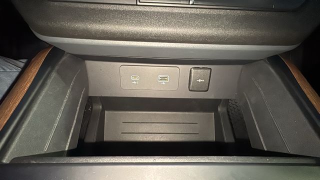 2022 Land Rover Defender X-Dynamic SE Image 23 of 37