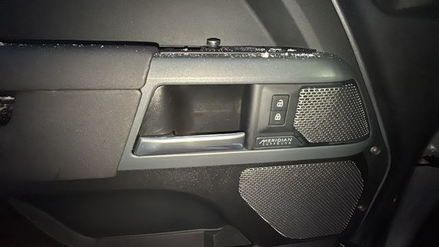 2022 Land Rover Defender X-Dynamic SE Image 36 of 37