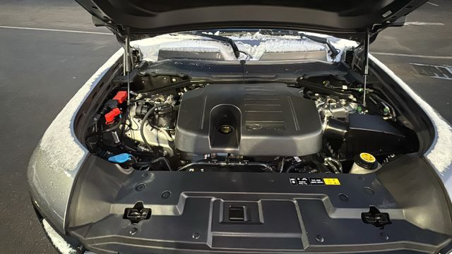 2022 Land Rover Defender X-Dynamic SE Image 10 of 37