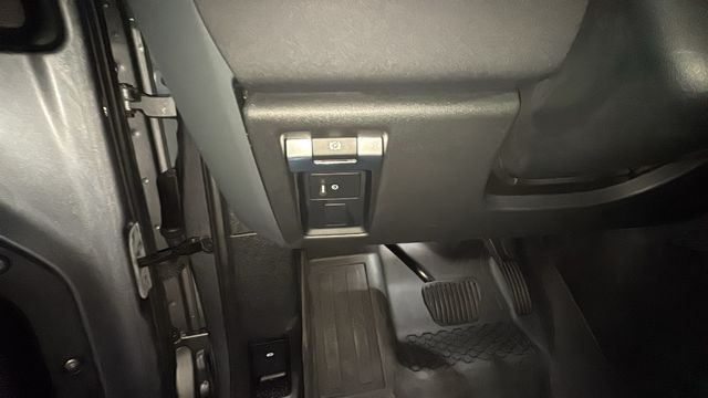 2022 Land Rover Defender X-Dynamic SE Image 30 of 37