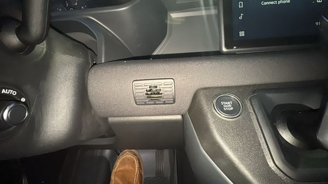 2022 Land Rover Defender X-Dynamic SE Image 32 of 37