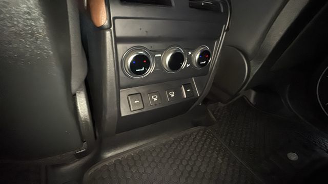 2022 Land Rover Defender X-Dynamic SE Image 25 of 37