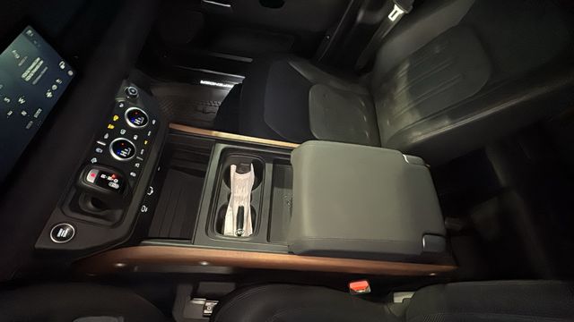 2022 Land Rover Defender X-Dynamic SE Image 20 of 37