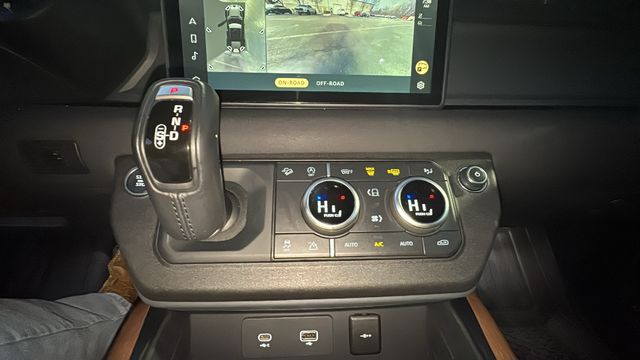 2022 Land Rover Defender X-Dynamic SE Image 22 of 37