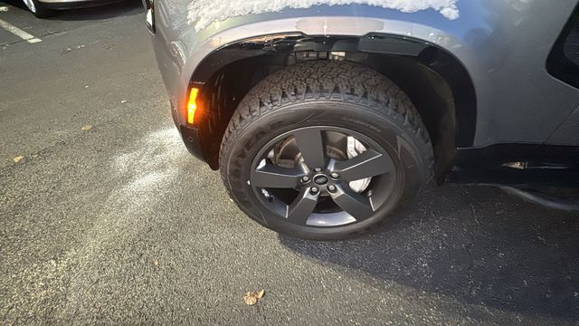 2022 Land Rover Defender X-Dynamic SE Image 11 of 37