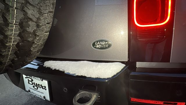 2022 Land Rover Defender X-Dynamic SE Image 34 of 37