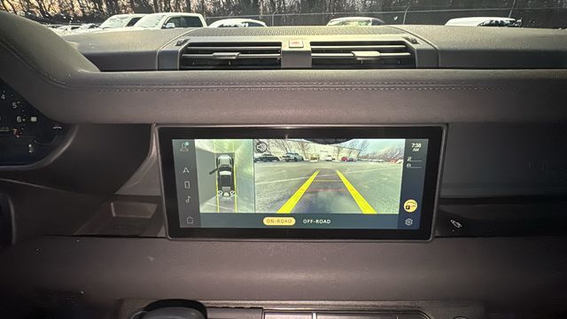 2022 Land Rover Defender X-Dynamic SE Image 18 of 37