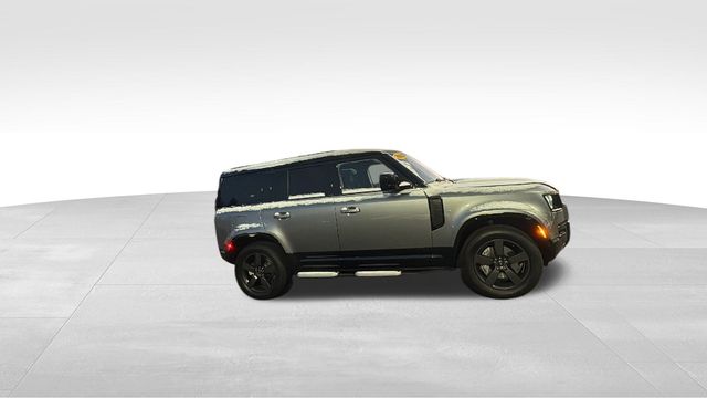 2022 Land Rover Defender X-Dynamic SE Image 9 of 37