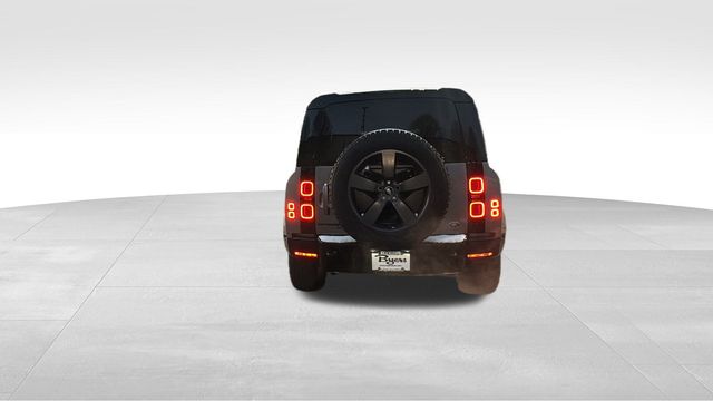 2022 Land Rover Defender X-Dynamic SE Image 33 of 37