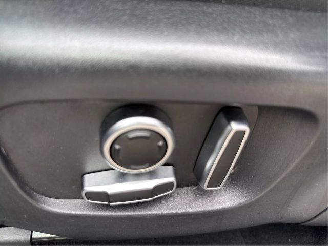 Vehicle image 13 of 28