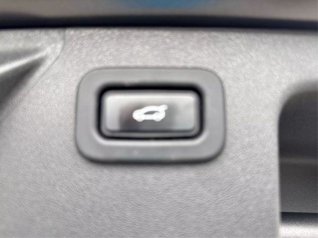 Vehicle image 17 of 28