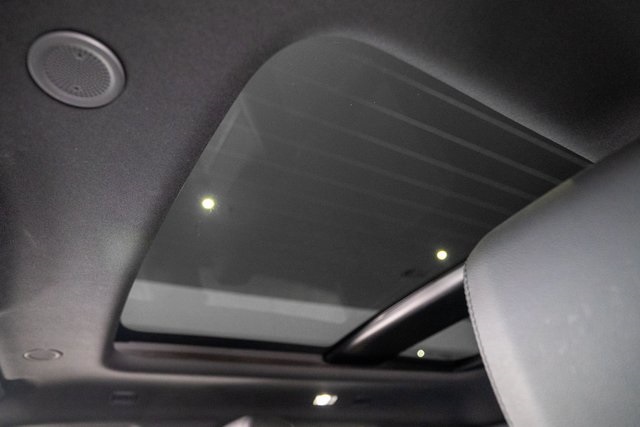 2022 Land Rover Range Rover Evoque R-Dynamic SE Image 31 of 33