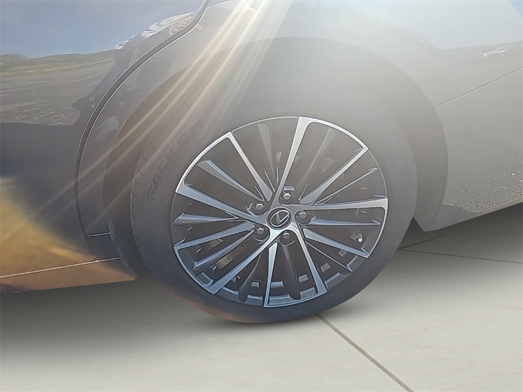 2022 Lexus ES 350 Image 8 of 38