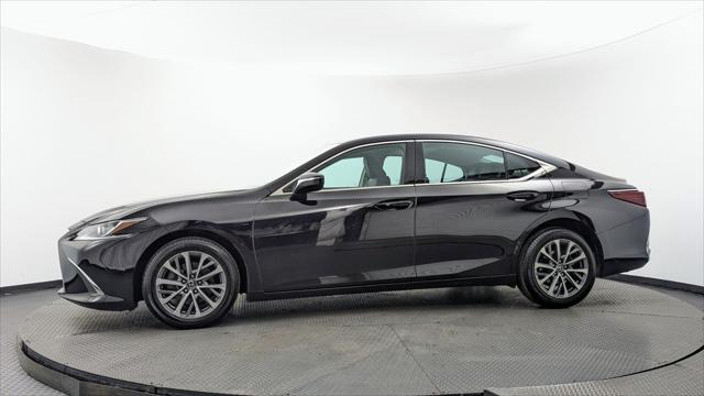 2022 Lexus ES 250 Image 3 of 32