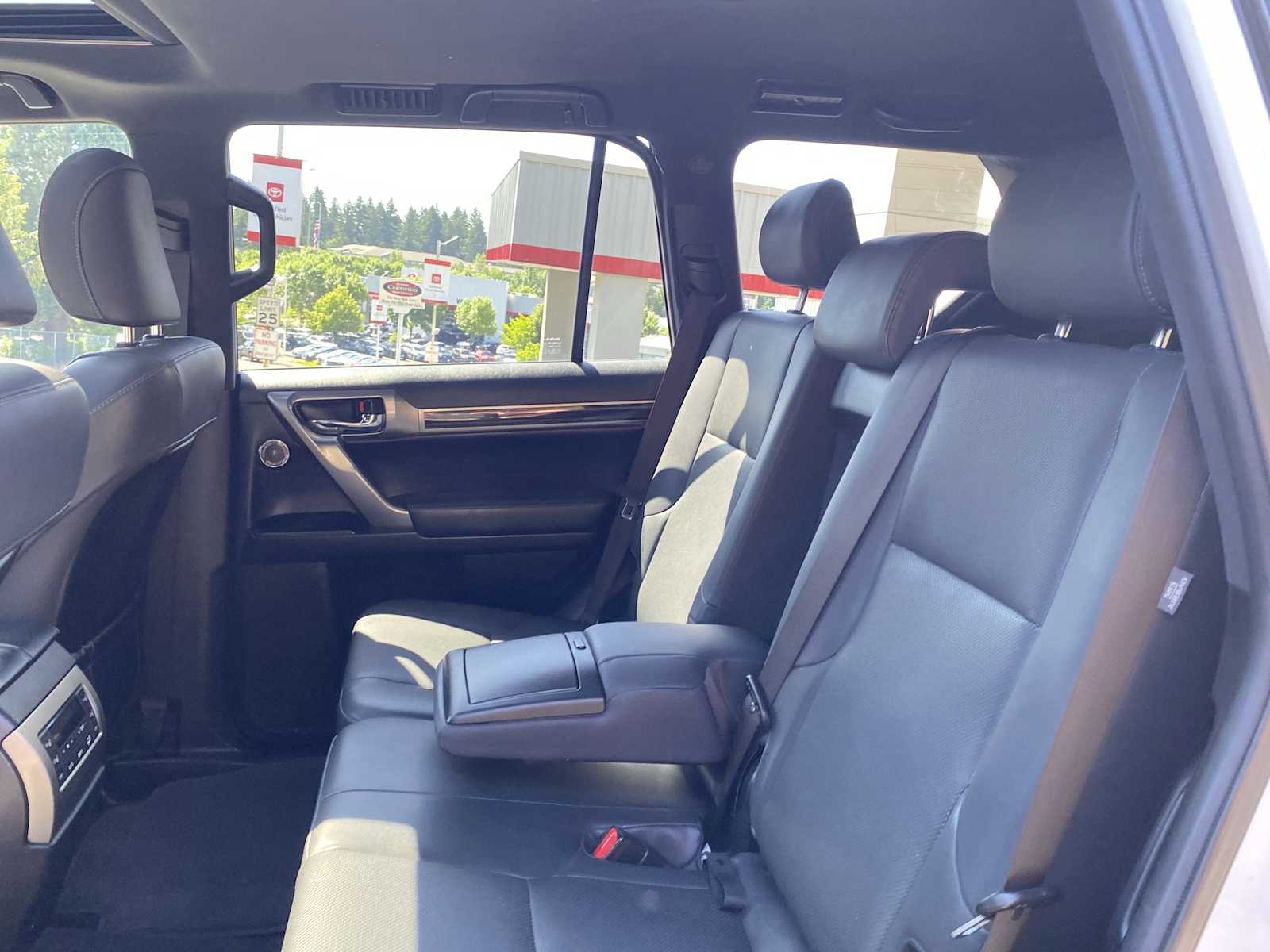 2022 Lexus GX 460 Premium Image 16 of 28