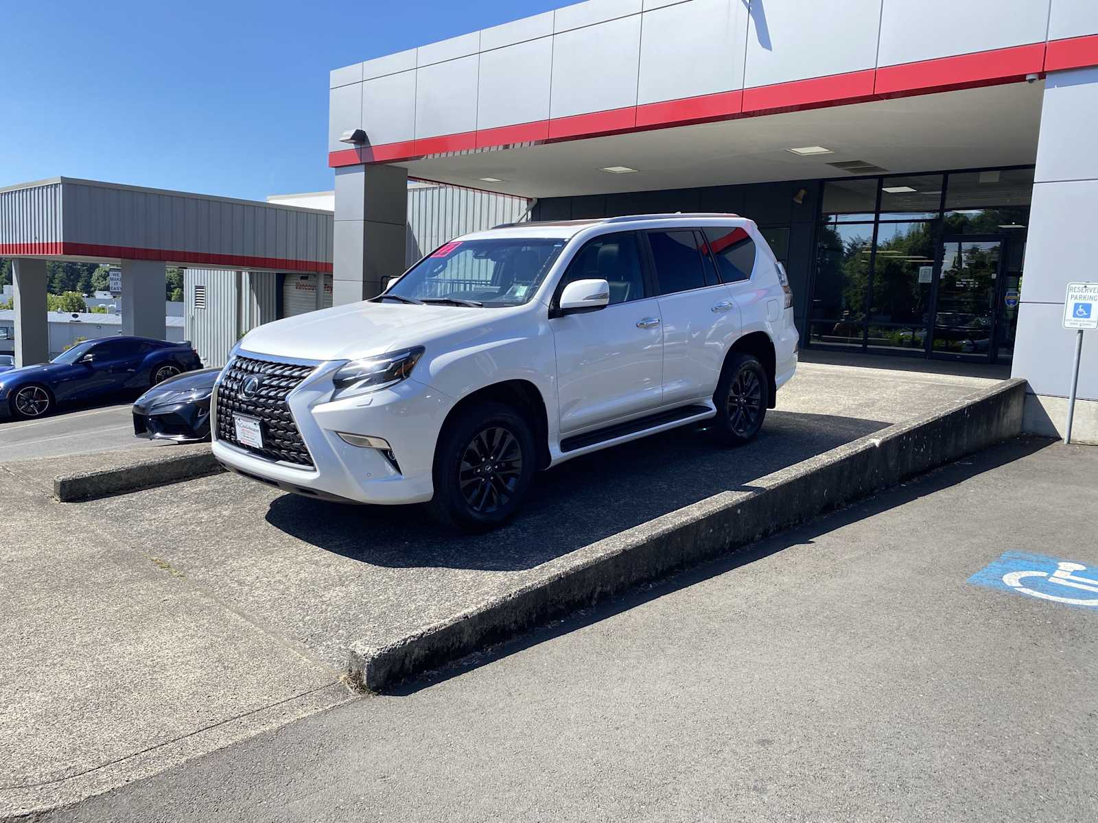 2022 Lexus GX 460 Premium Image 3 of 28