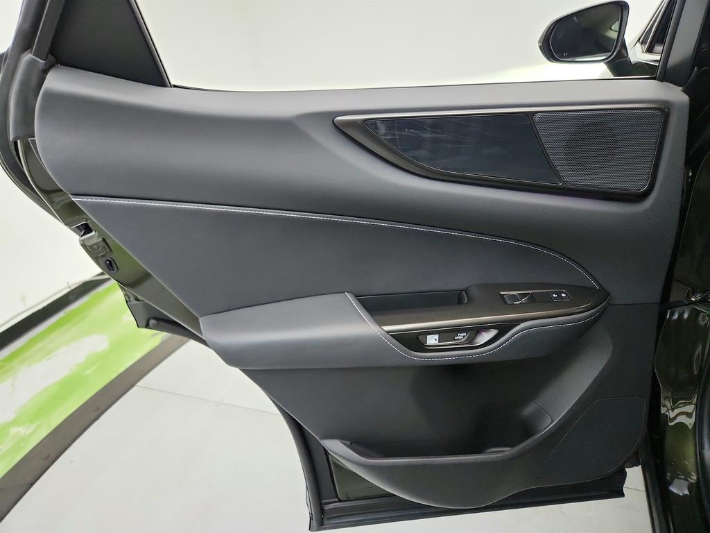 Vehicle image 33 of 41
