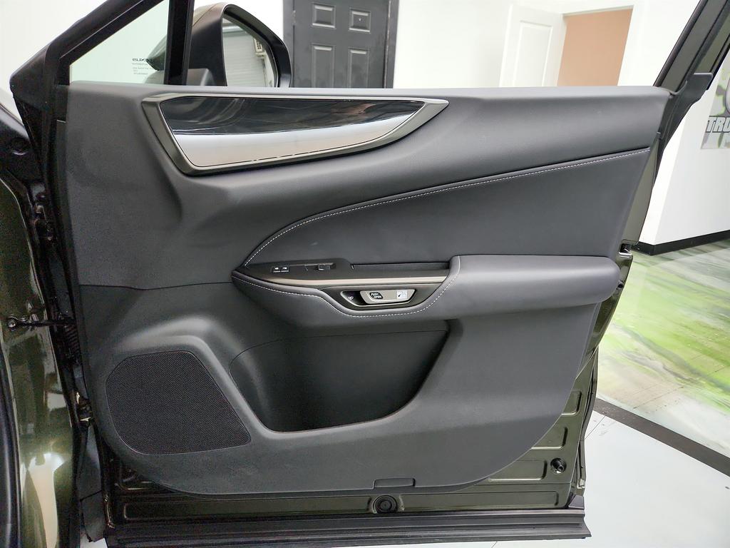 Vehicle image 37 of 41