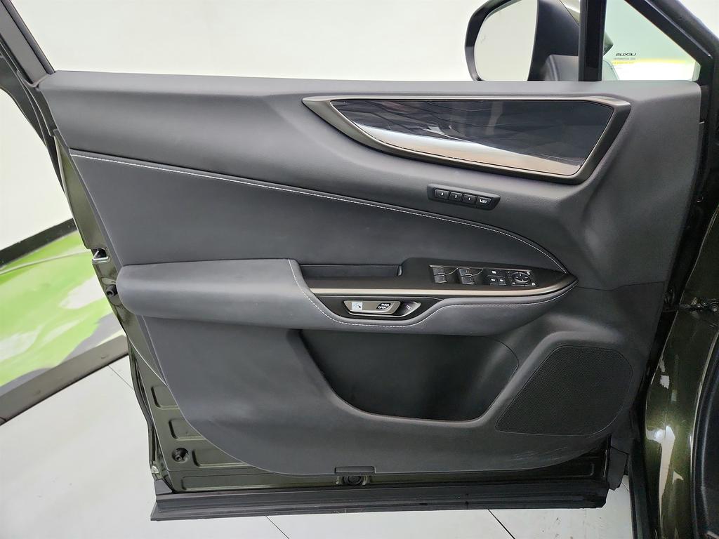 Vehicle image 34 of 41