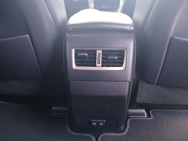 Vehicle image 14 of 28