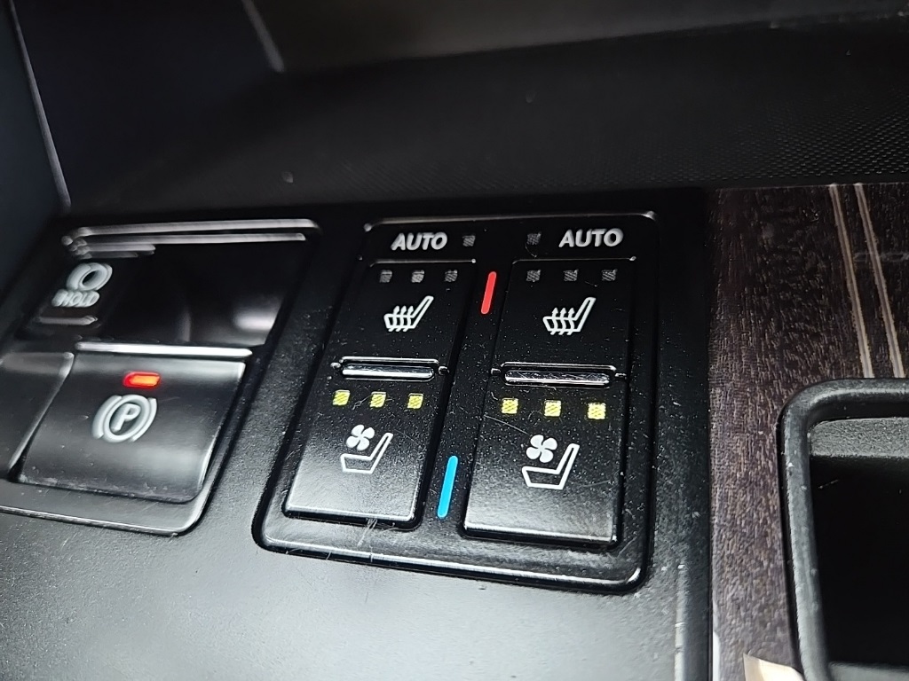 Vehicle image 38 of 77