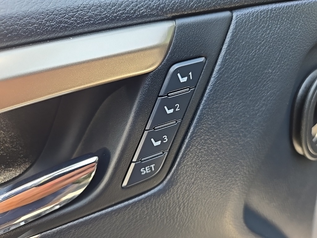 Vehicle image 29 of 77