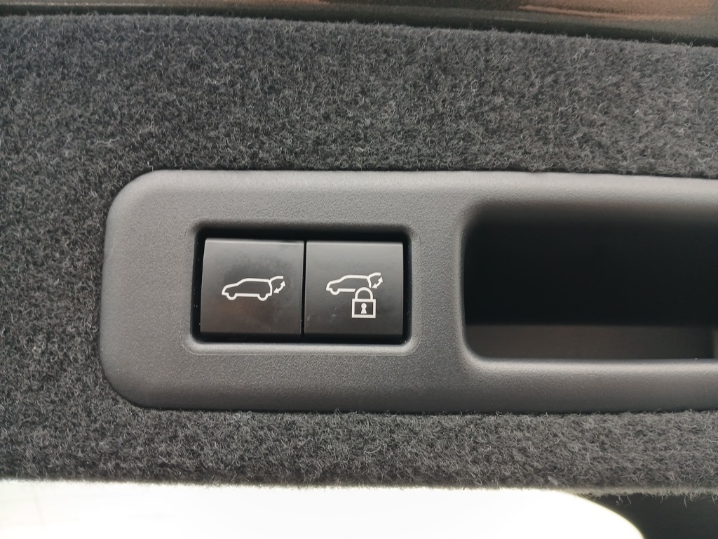 Vehicle image 76 of 77