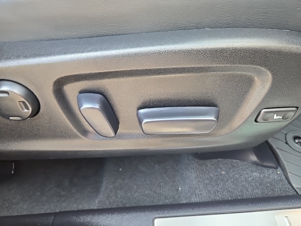 Vehicle image 30 of 77
