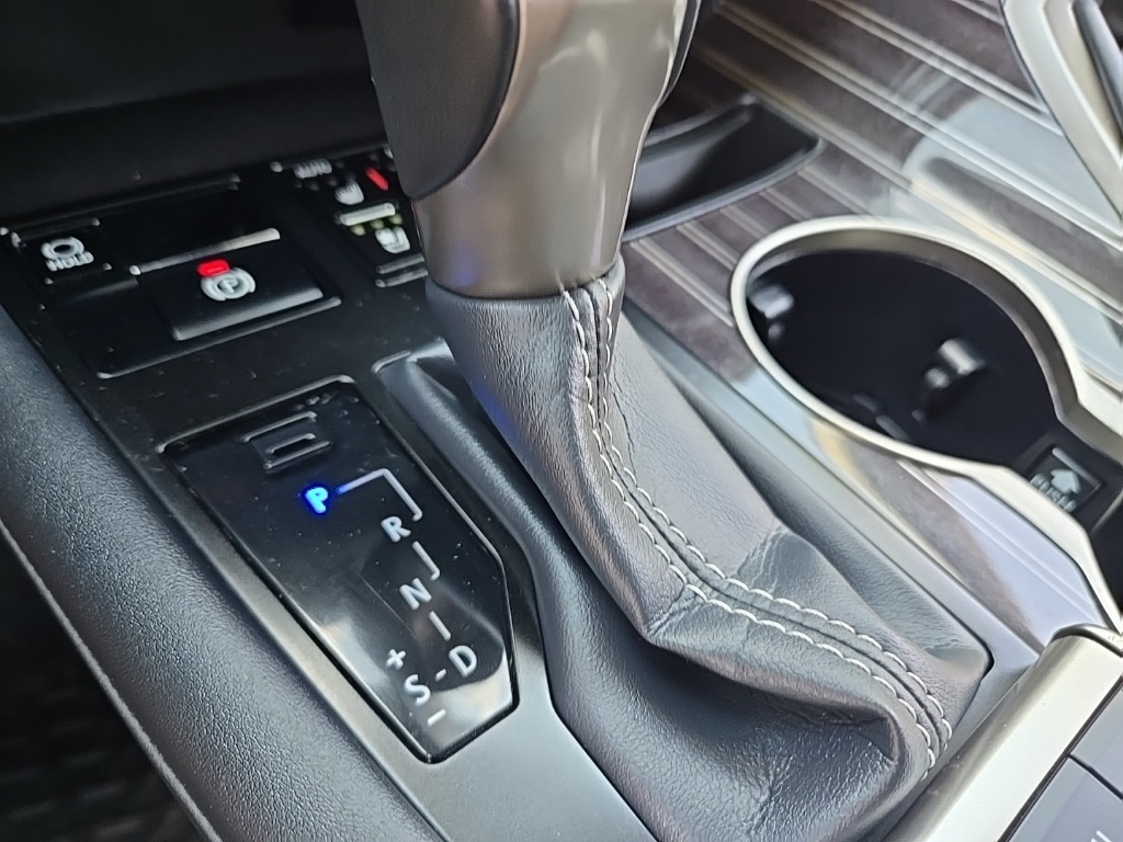 Vehicle image 27 of 77